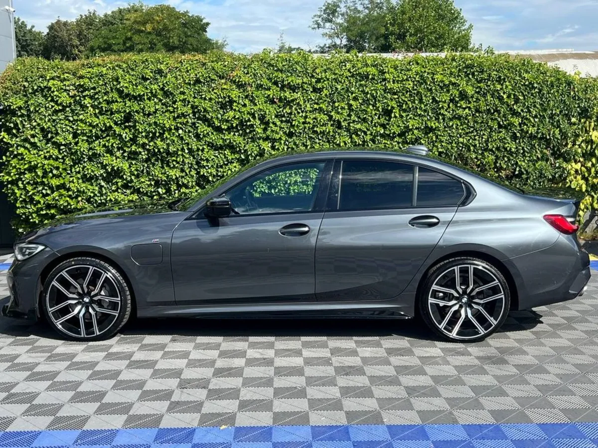 BMW 3-Series 330e M-SPORT COMPETITION 2.0 HYBRID / - Image 3