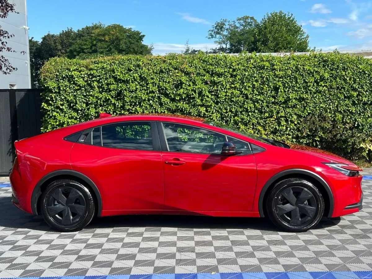 Toyota Prius 1.8 HYBRID AUTO ** TINY MILEAGE ** // - Image 2