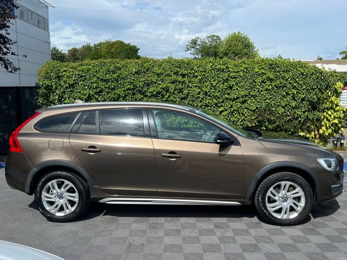 Volvo V60 CROSS COUNTRY D4 CLASSIC 2.0 D AUTO // S - Image 2