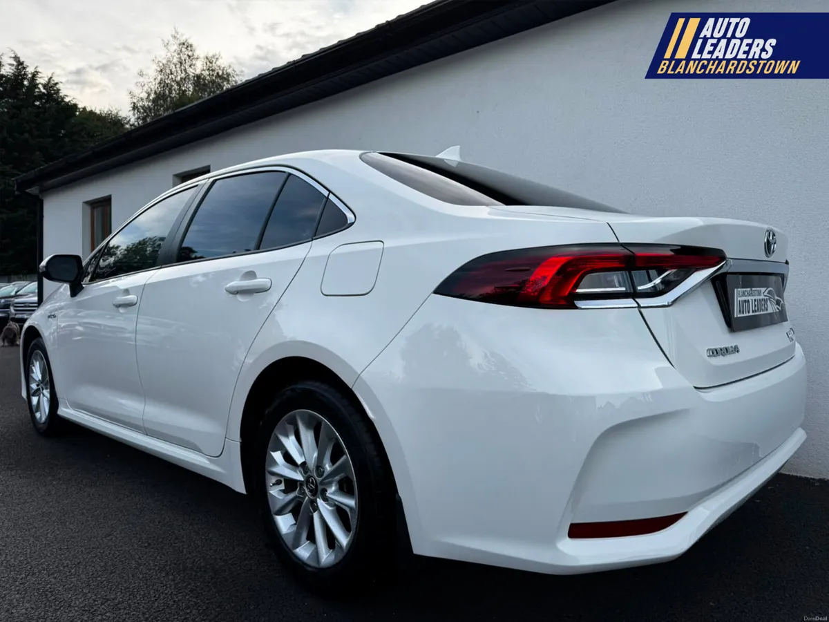TOYOTA COROLLA 1.8 LUNA SAL HYBRID 126 BHP AUTO - Image 4