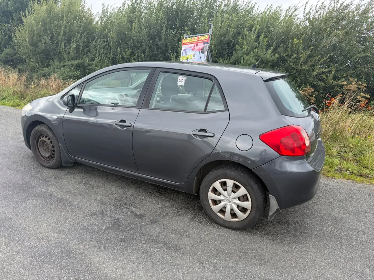 Toyota Auris 2009 - Image 2