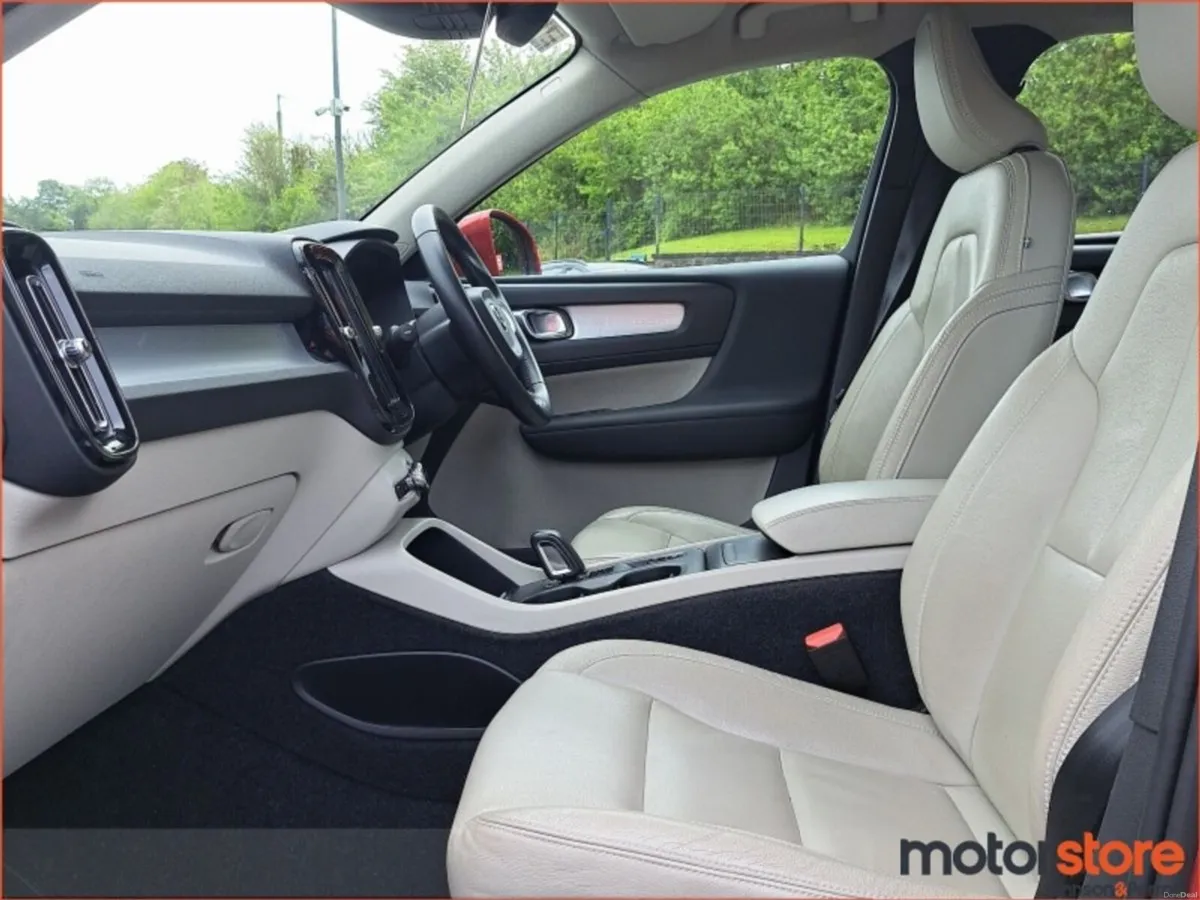 Volvo XC40 D4 AWD AUTO MOMENTUM - 1 OWNER - Image 3