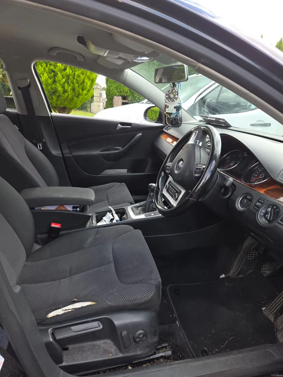 Volkswagen Passat 2010 - Image 2