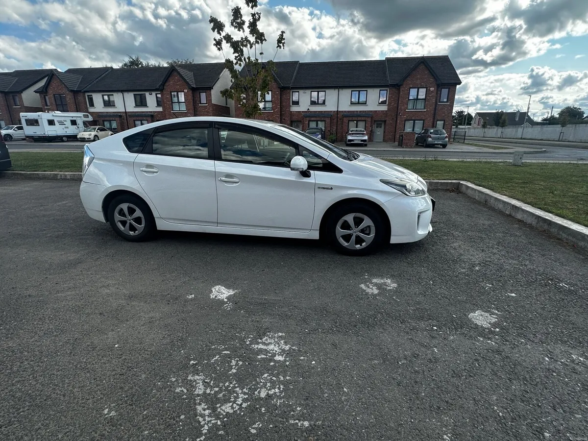Toyota Prius 2015 - Image 2