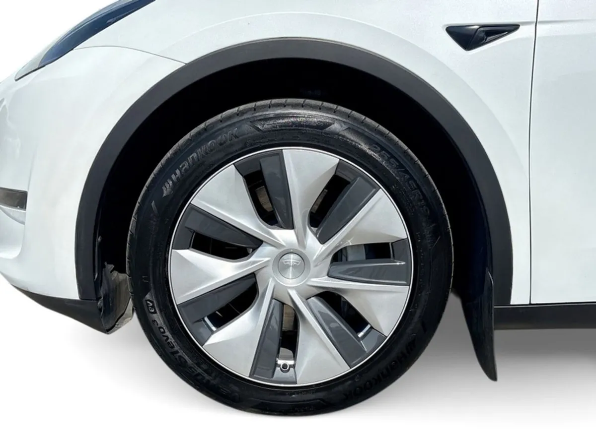 Tesla Model Y LONG RANGE AWD - Image 4
