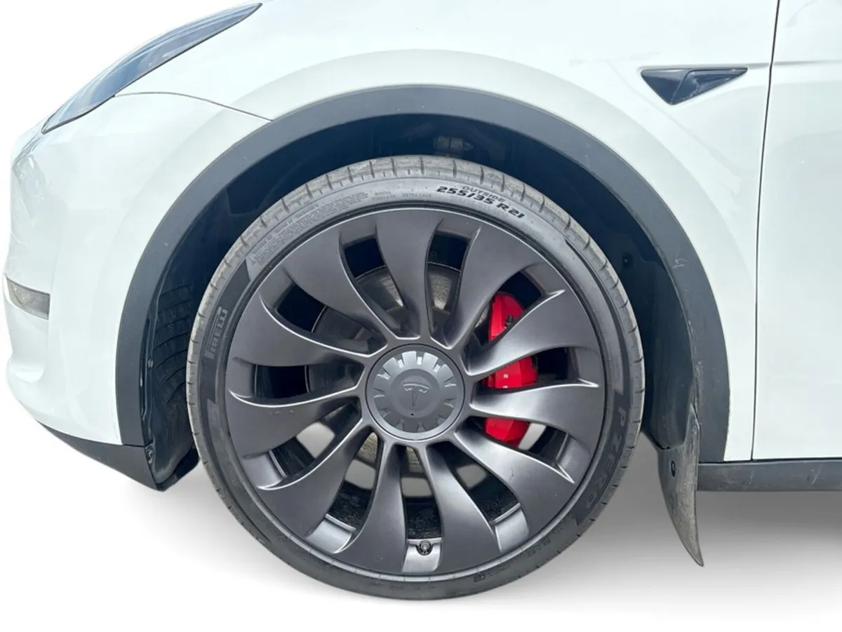 Tesla Model Y PERFORMANCE AWD - Image 4
