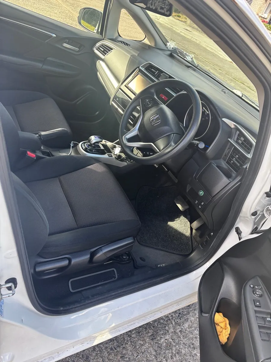 Car Honda fit - Image 4