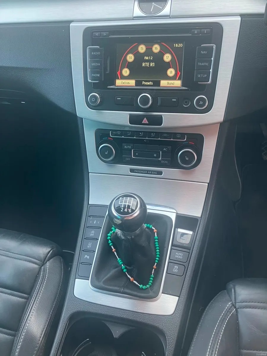 Volkswagen Passat 2011 - Image 2