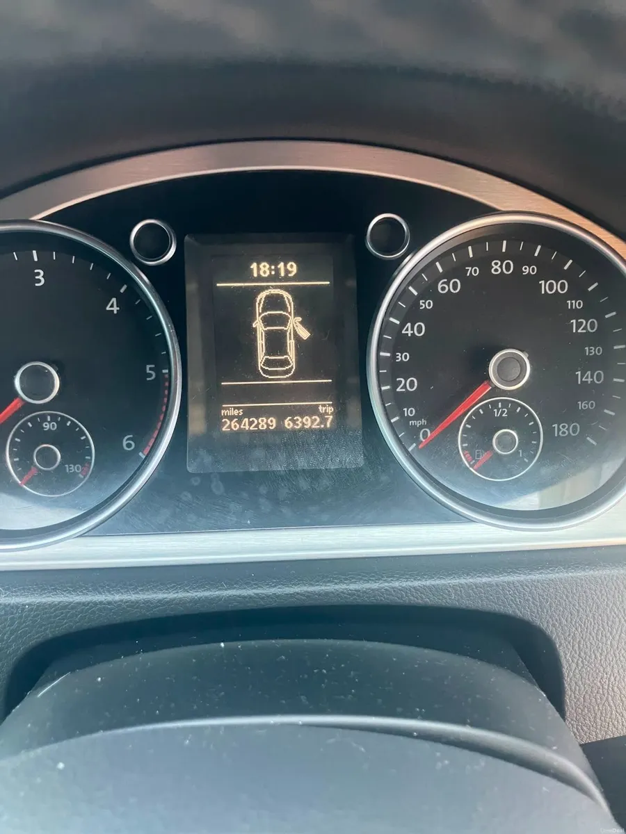Volkswagen Passat 2011 - Image 5