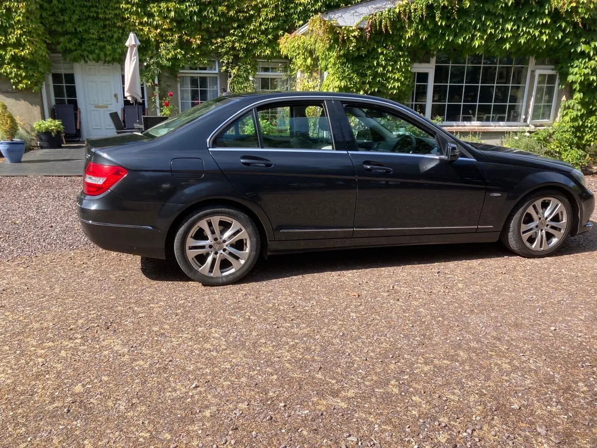 2011 Mercedes Benz C200 in excellent condition - Image 3