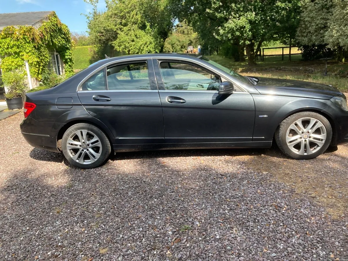 2011 Mercedes Benz C200 in excellent condition - Image 2