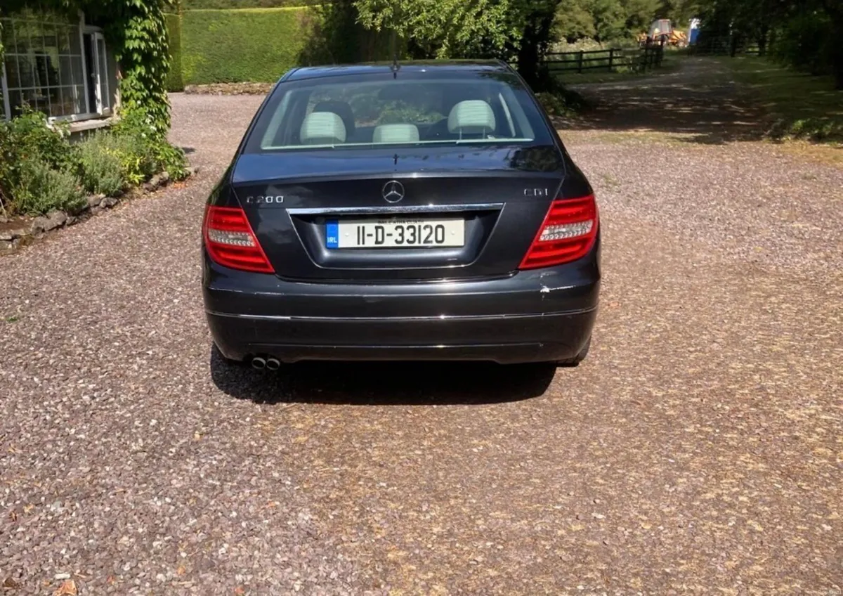 2011 Mercedes Benz C200 in excellent condition - Image 5