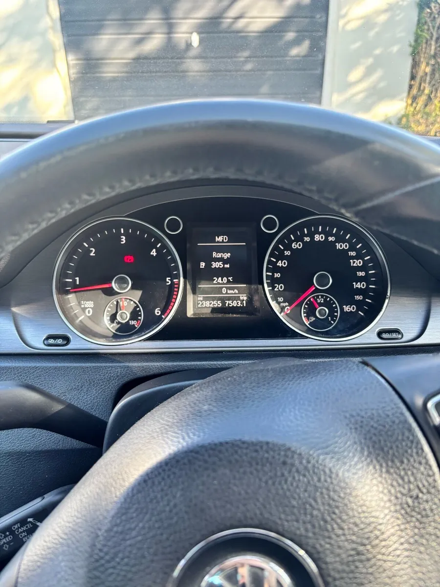 131 Volkswagen Passat 1.6L - Image 4