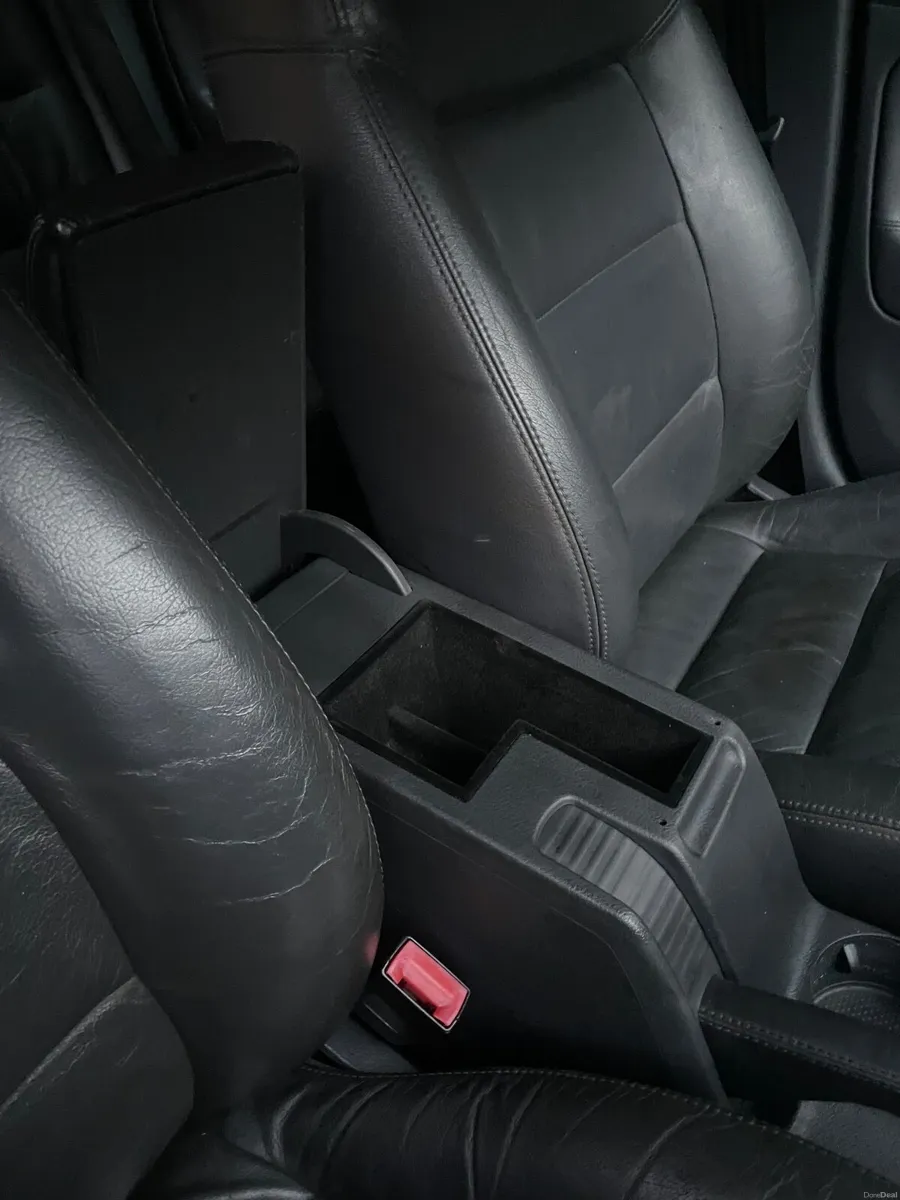 Volkswagen Passat 2004 - Image 2