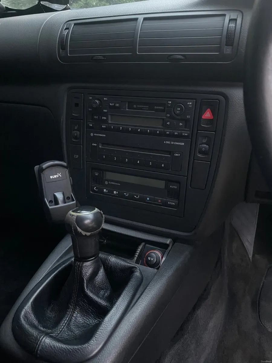 Volkswagen Passat 2004 - Image 5
