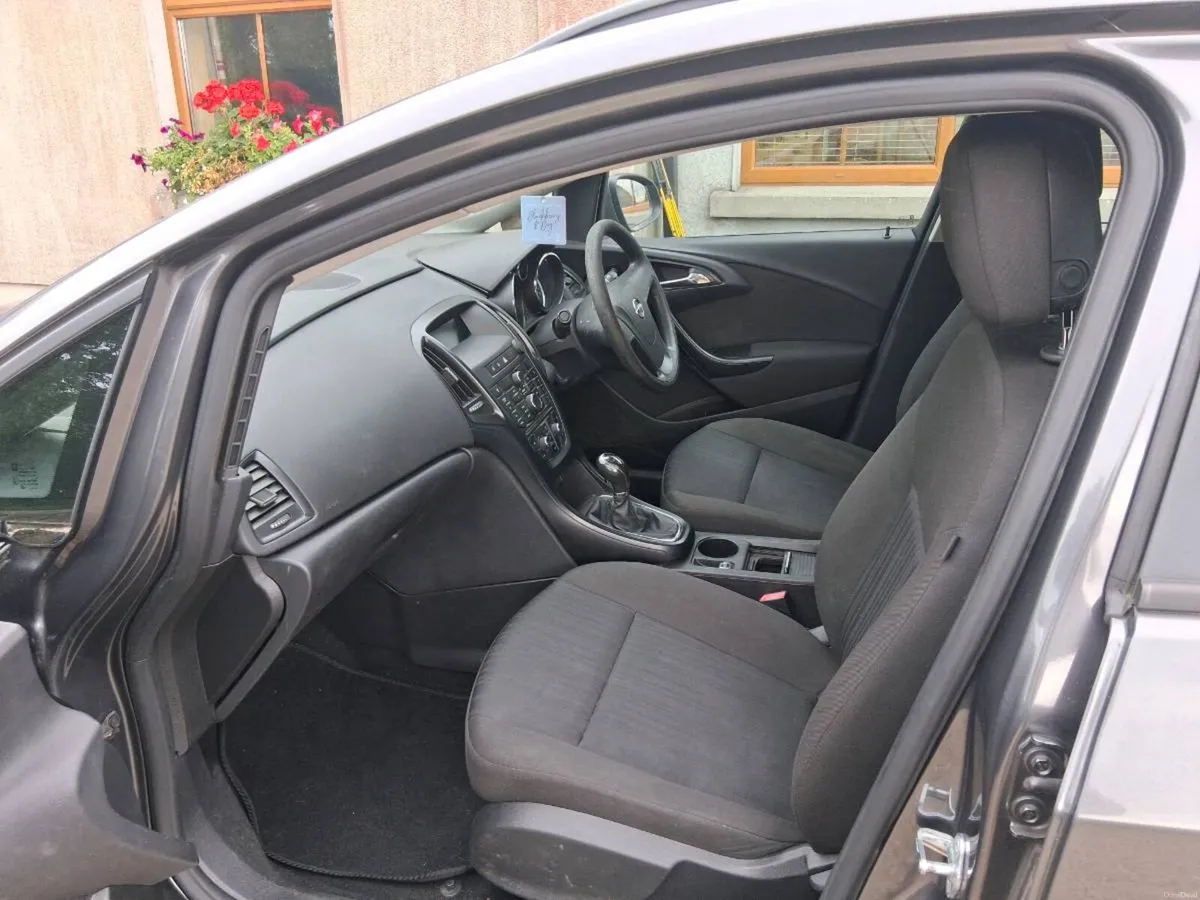 Opel Astra Diesel 2011 Estate NCT 9/27 2850 - Image 4