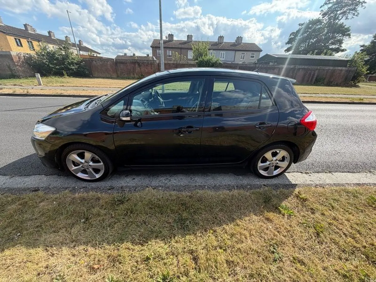 2011 Toyota Auris - Image 2