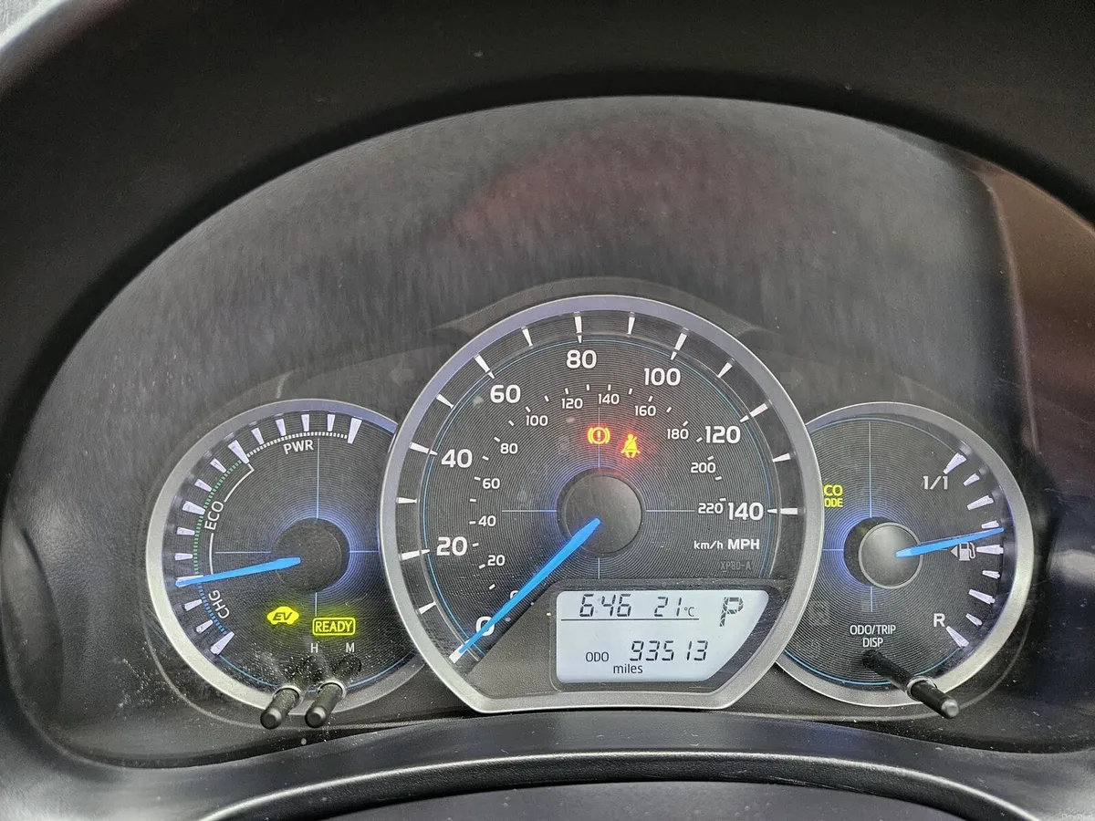 Toyota yaris hybrid 2014 - Image 2