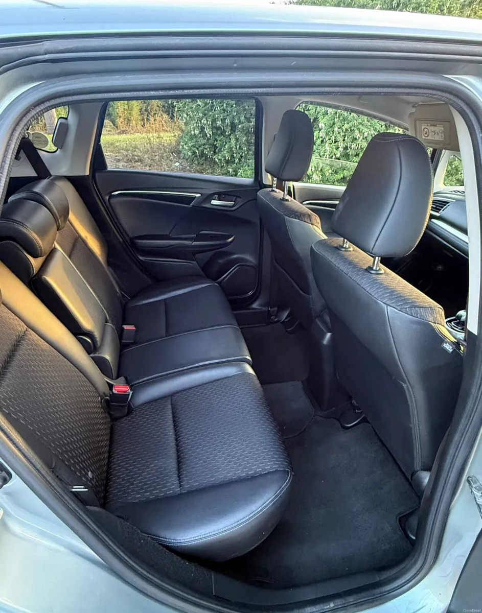 2014 HONDA FIT. 81K KMS ONLY . NEW NCT. AUTO 1.5 - Image 6