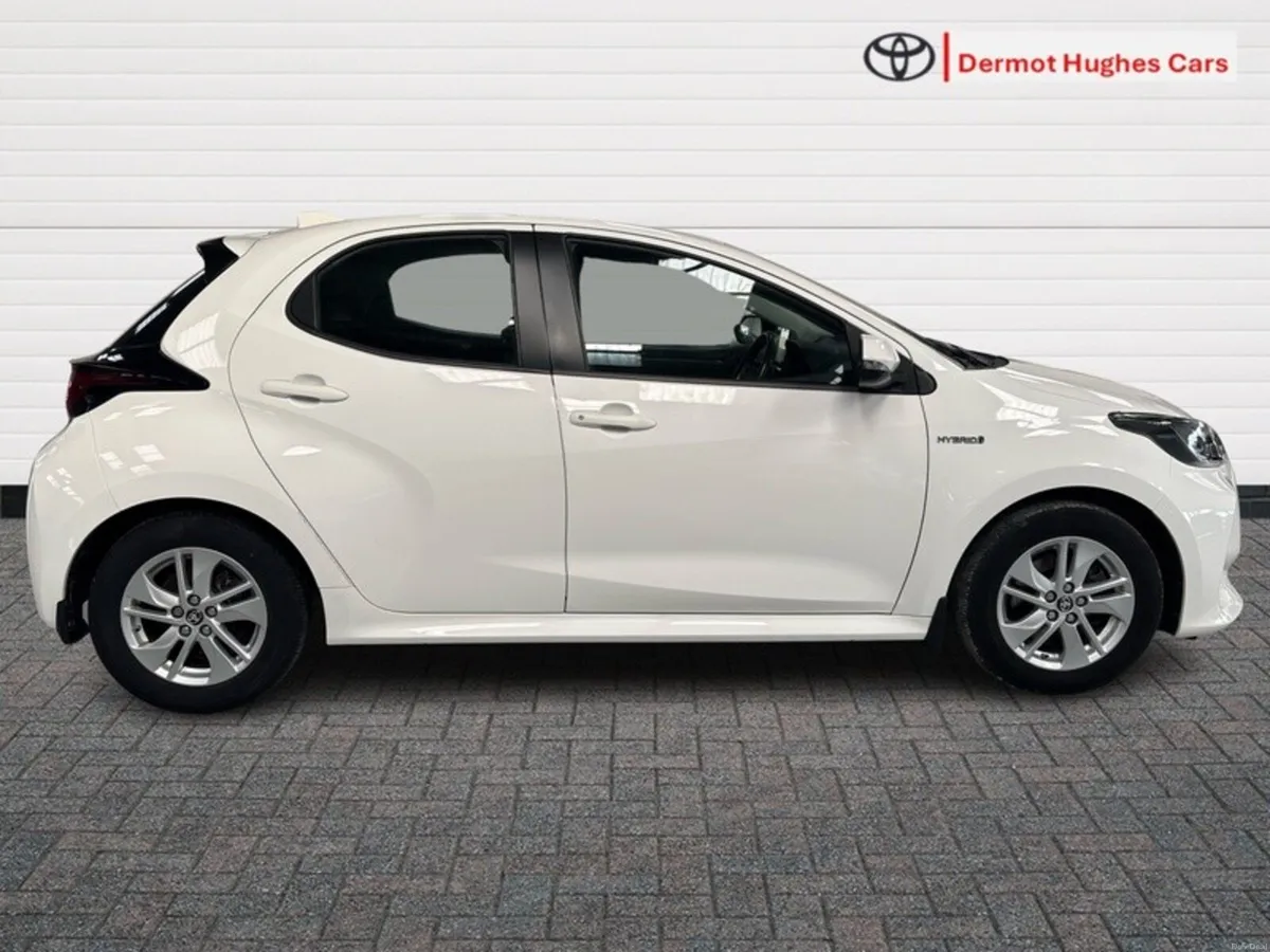 Toyota Yaris HYBRID LUNA AUTO - Image 3