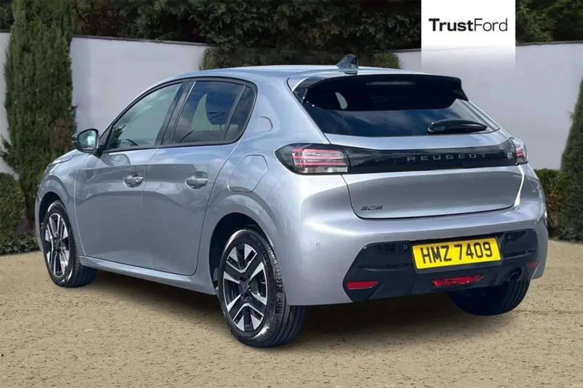 Peugeot 208 1.2 PureTech 100 Allure 5dr - PARKING - Image 2
