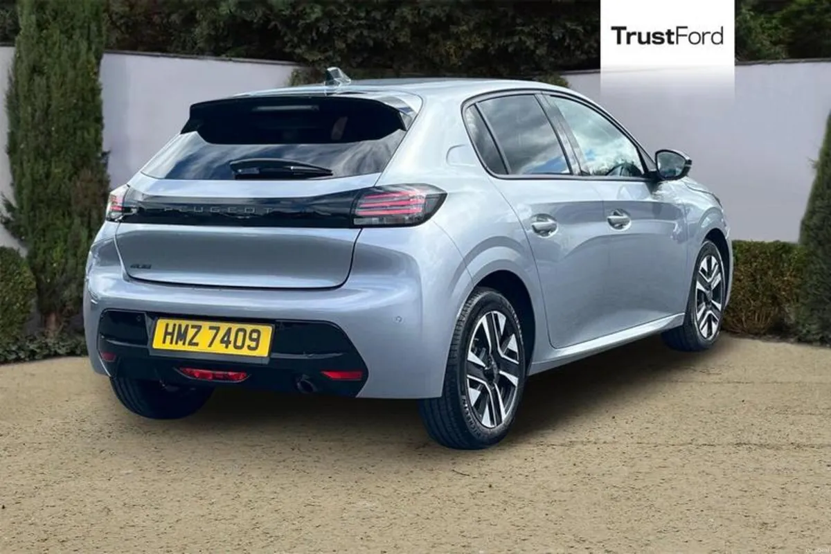 Peugeot 208 1.2 PureTech 100 Allure 5dr - PARKING - Image 4
