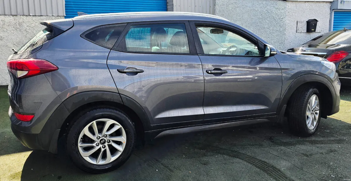 Hyundai Tucson EXEC 1.7CRD SAT NAV REV CAMERA NCT - Image 4