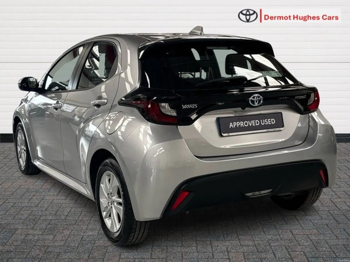 Toyota Yaris HYBRID LUNA AUTO - Image 2