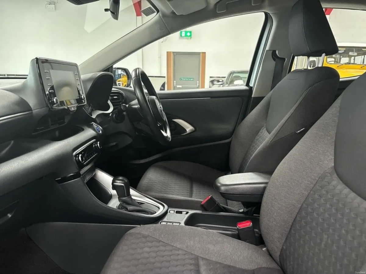 Toyota Yaris HYBRID LUNA AUTO - Image 6
