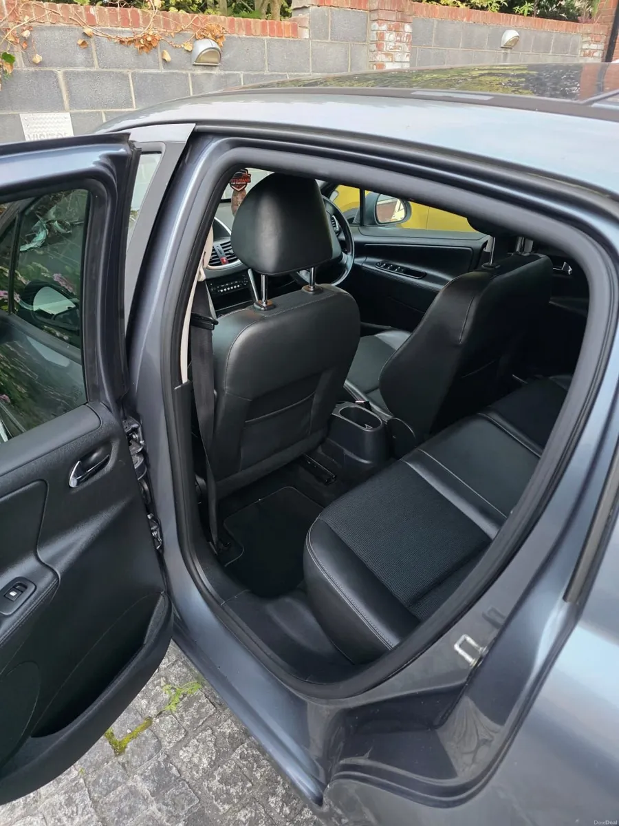 Peugeot 207 2011 - Image 2