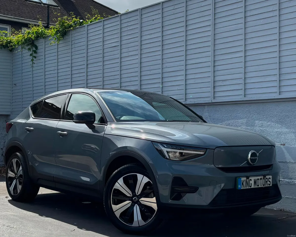 VOLVO C40 CORE 69KWH / 170 KW / PAN ROOF / APPLE - Image 1