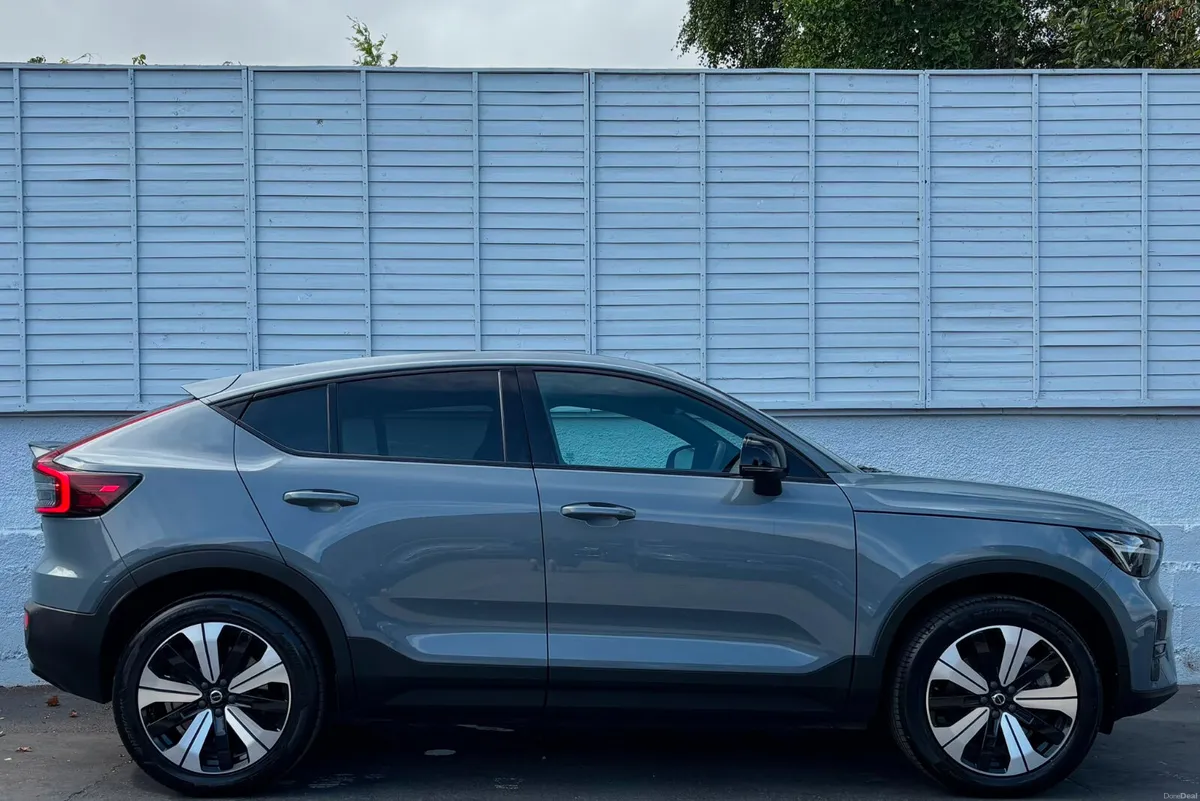 VOLVO C40 CORE 69KWH / 170 KW / PAN ROOF / APPLE - Image 2