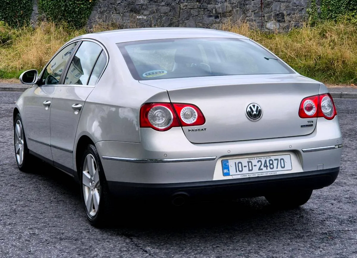 2010 Volkswagen Passat - Image 5