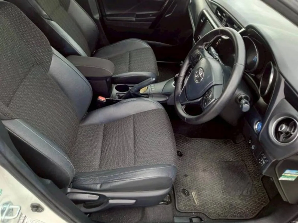 Toyota Auris Hybrid - Image 3