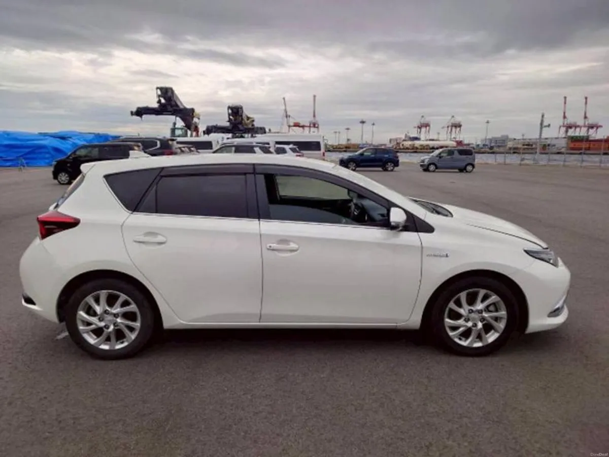 Toyota Auris Hybrid - Image 2