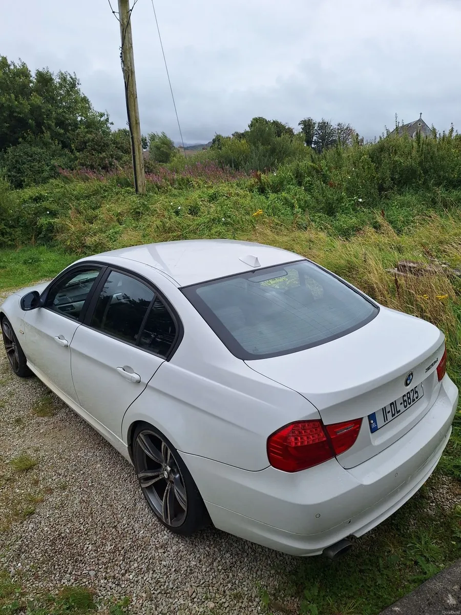 BMW 3-Series 2011 - Image 4