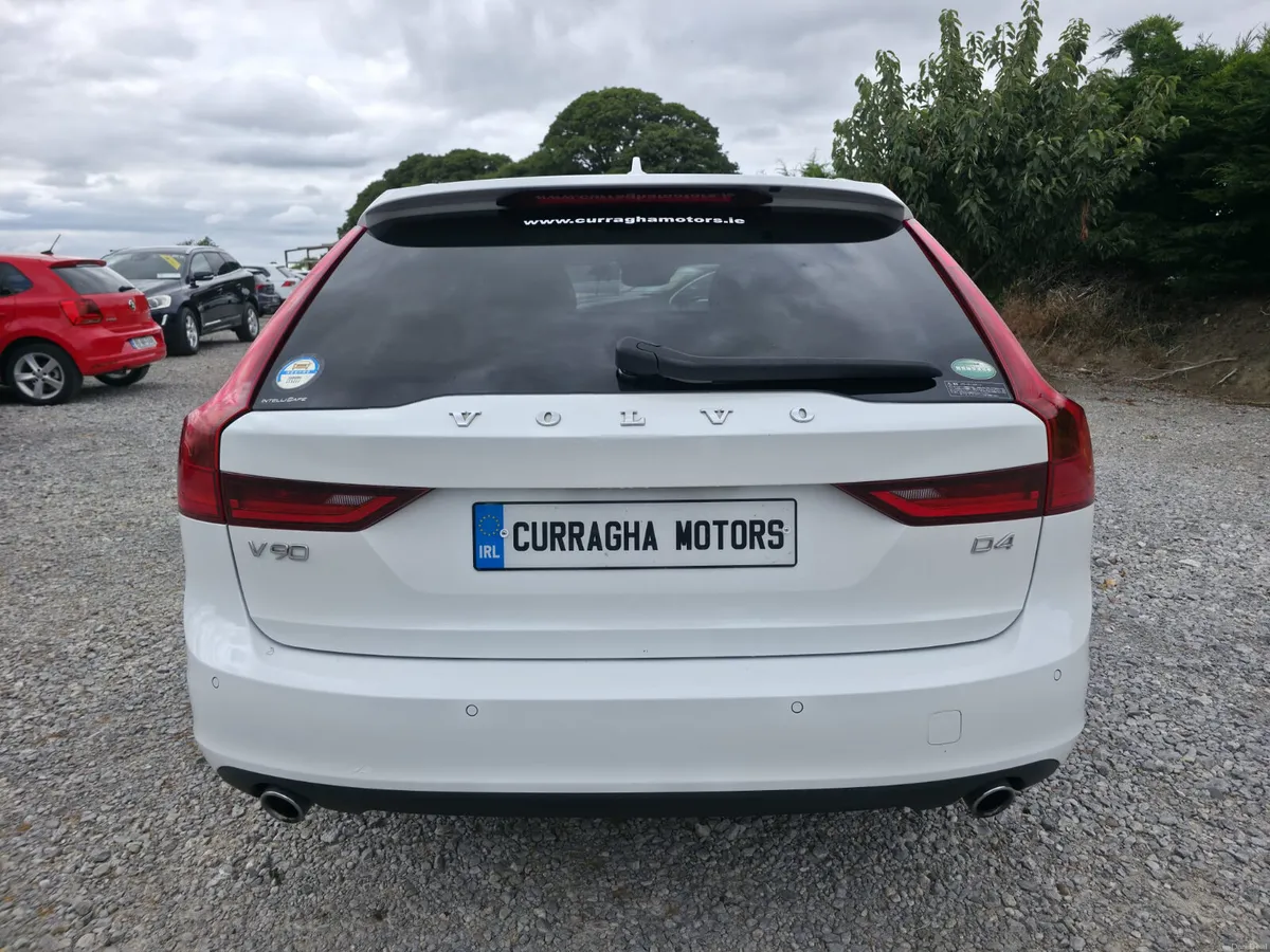 2020 Volvo V90 D4 Momentum - Image 4