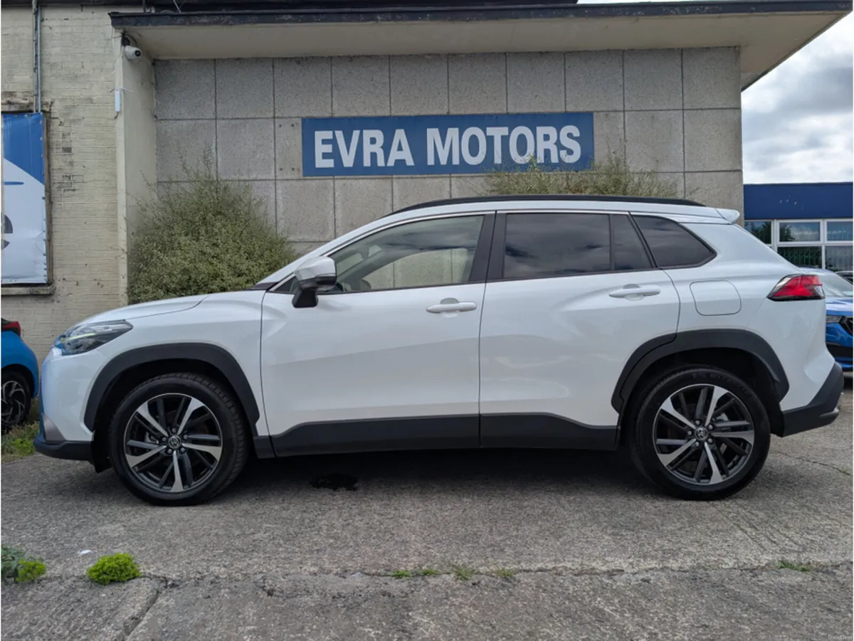 Toyota Corolla Cross Z 4WD AUTOMATIC HYBRID 1.8 PE - Image 5