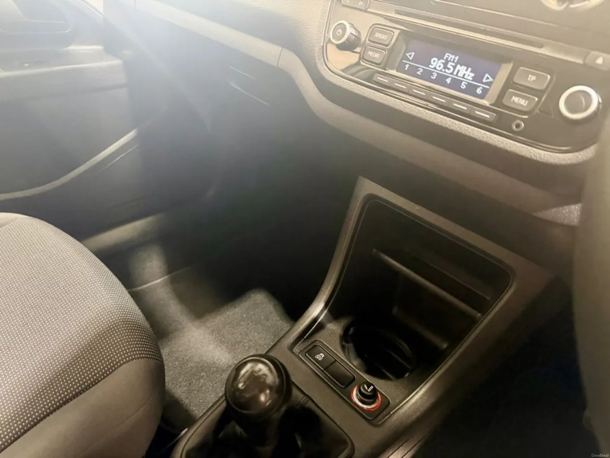 Volkswagen up! TAKE 1.0 MANUAL 5SPEED 75HP 5DR - Image 4