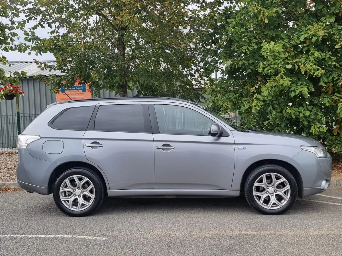2015 MITSUBISHI OUTLANDER AUTOMATIC hybrid - Image 4