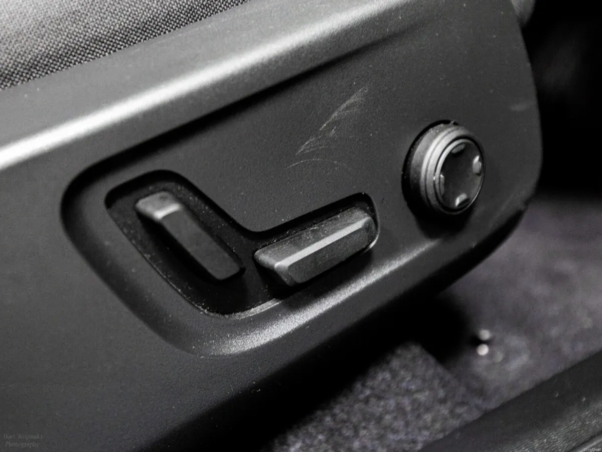 Volvo XC40 Recharge Plus 69kWh 230HP - Image 4