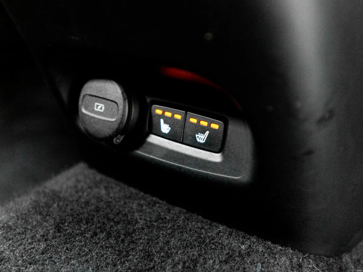 Volvo XC40 Recharge Plus 69kWh 230HP - Image 6