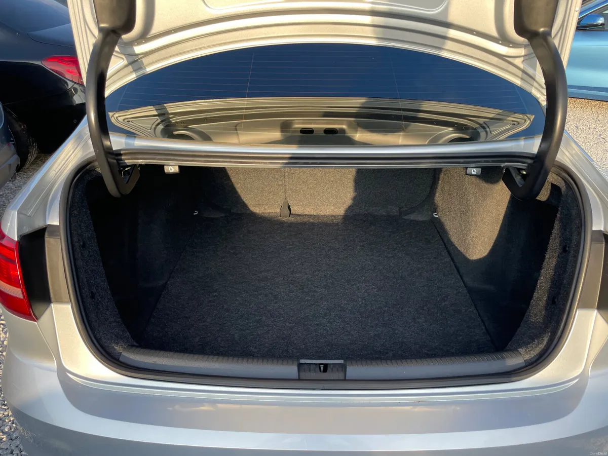 Volkswagen Jetta 2.0 TDI - Image 5