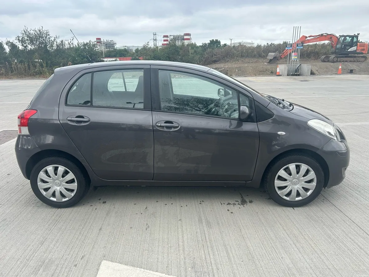 2010 Toyota Yaris - Image 2