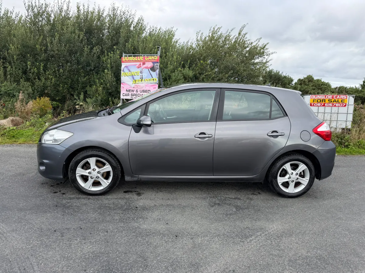 Toyota Auris 2010 - Image 2