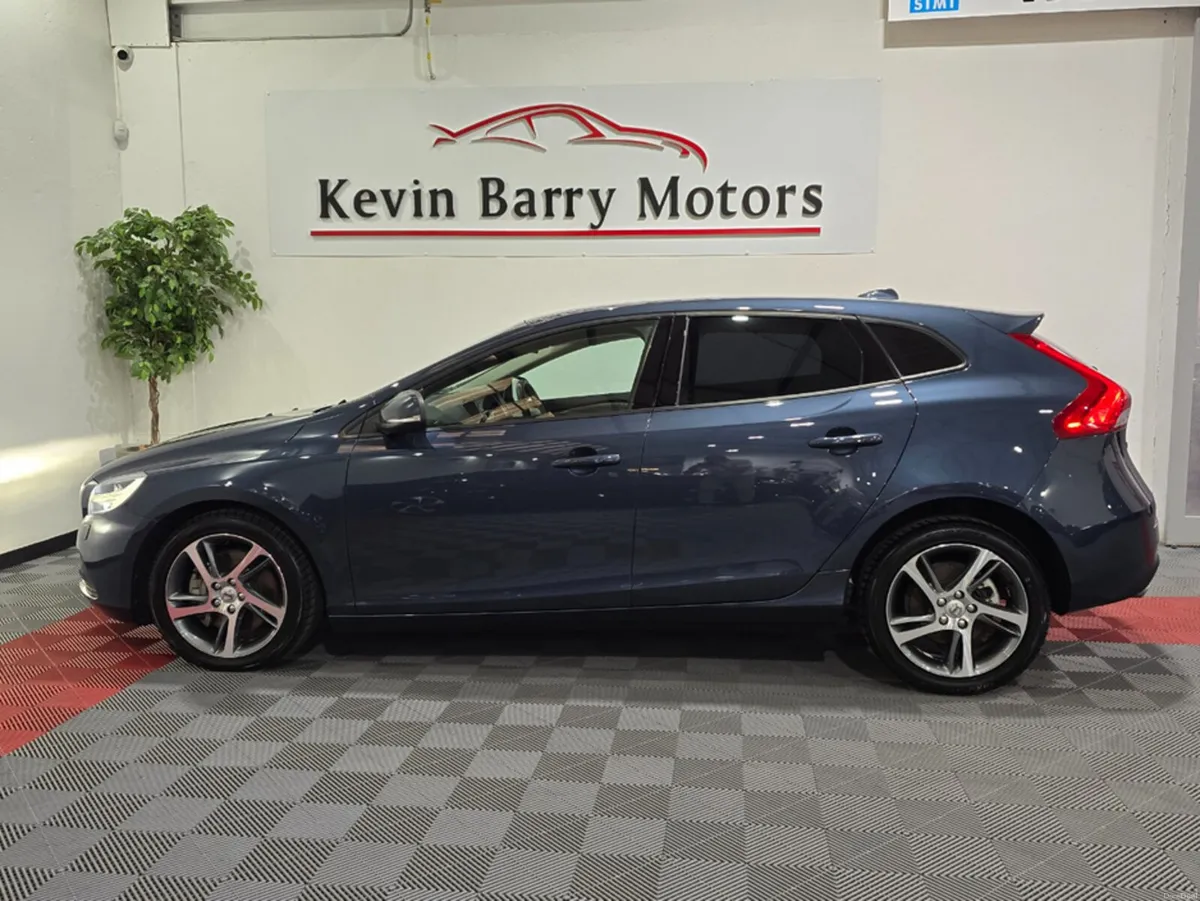 Volvo V40 2.0 D4 MOMENTUM 190BHP AUTOMATIC **ADAPT - Image 5