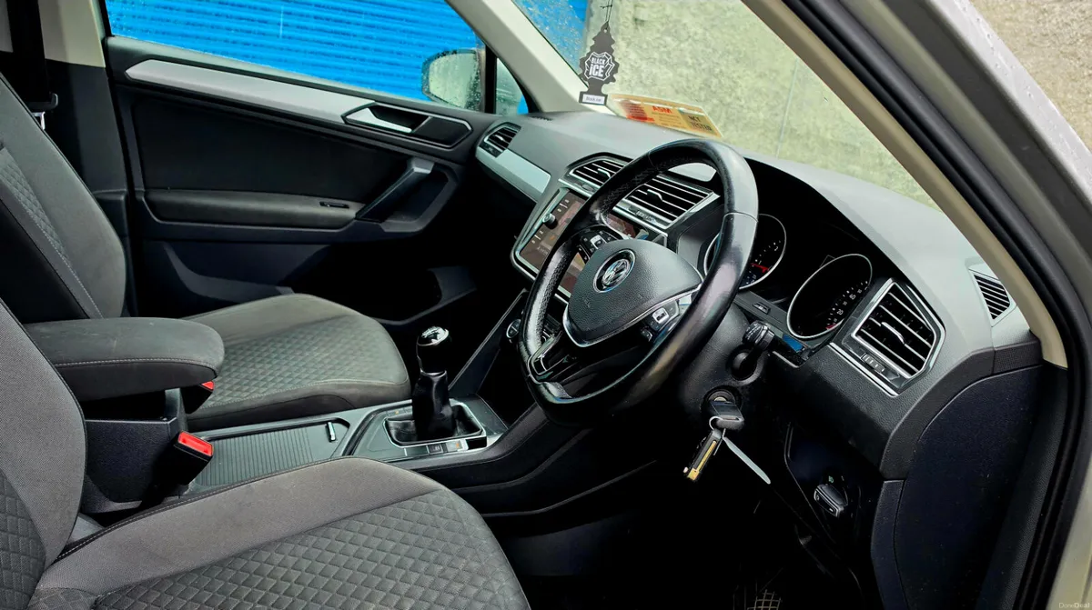 VW Tiguan R-Line 2.0TDI REV CAMERA GLASS ROOF - Image 5