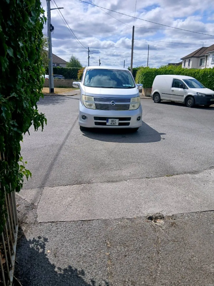 Nissan elgrand 2.5 Auto.    Read ad - Image 1