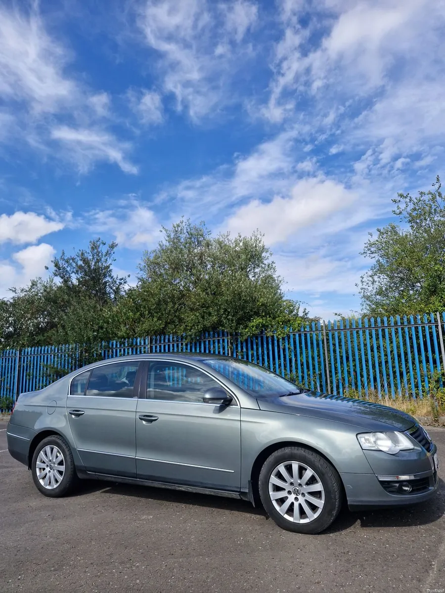 Volkswagen Passat 2009 - Image 2