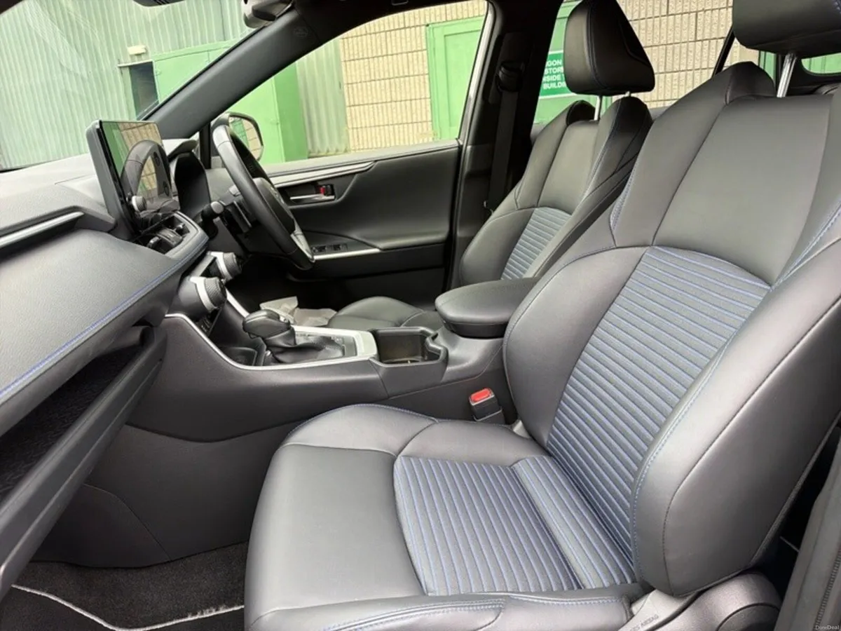 Toyota RAV4 SPORT HYBRID // HEATED LEATHER SEATS / - Image 6